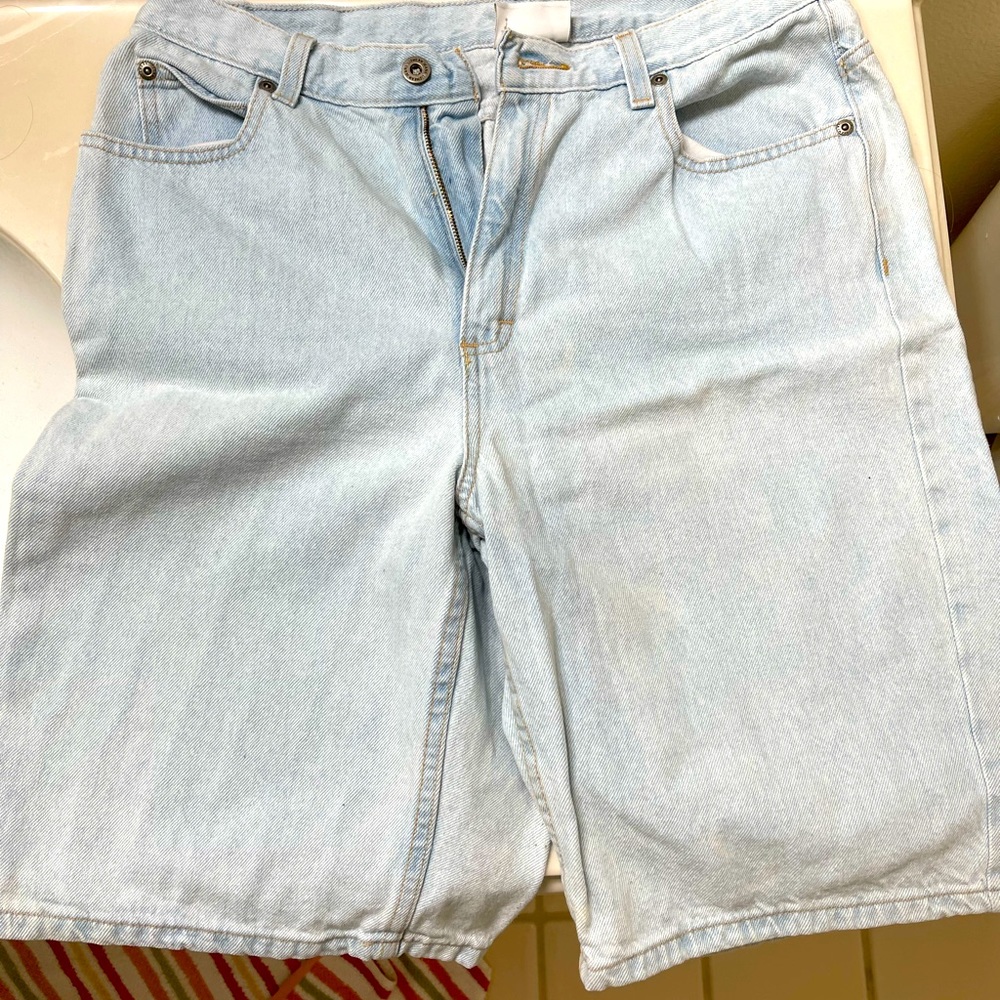 LIZ CLAIBORNE KNEE LENGTH DEMIN SHORTS. SZ 12